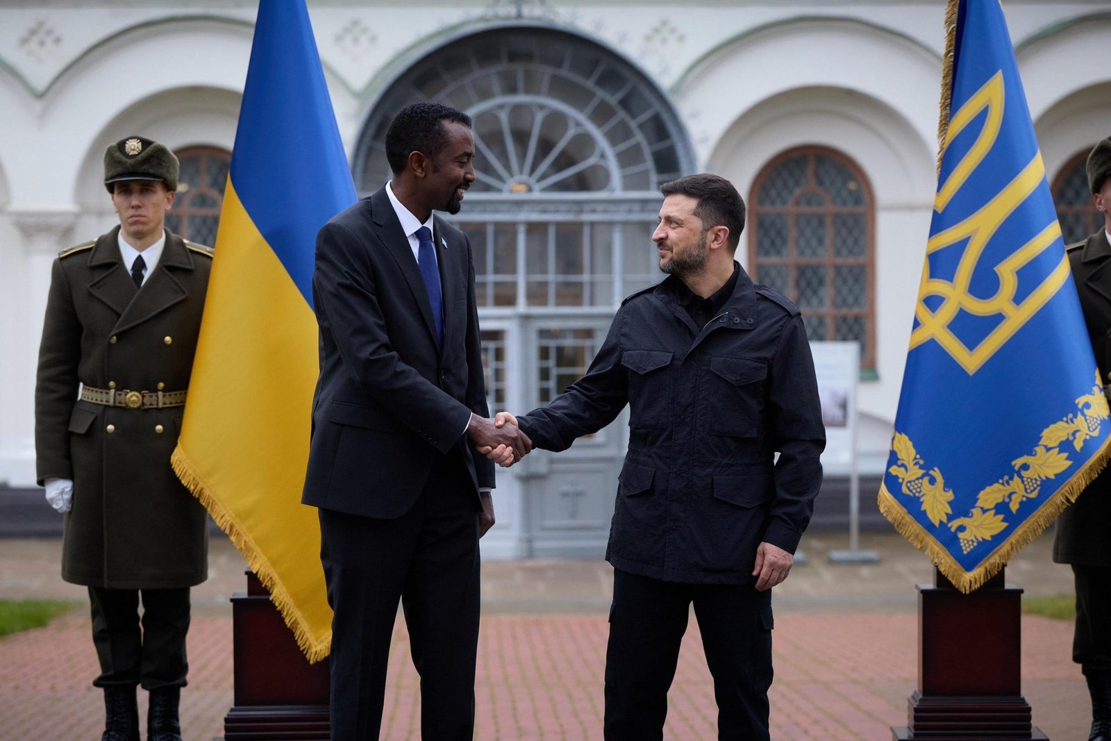 Danjire Maxamed Cabdullaahi Axmed ayaa maanta waraaqaha aqoonsiga Safiirnimo u gudbiyay Madaxweynaha dalka Ukraine